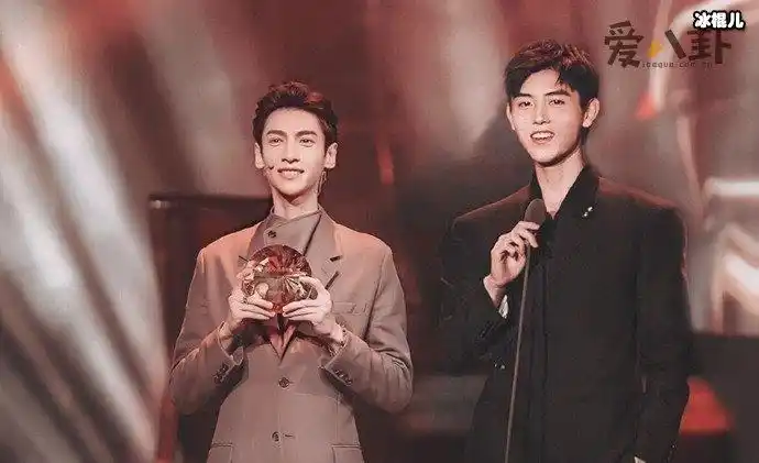 陈飞宇和罗云熙在拍摄的片场上一直都有媒体拍摄,媒体们传出来的照片